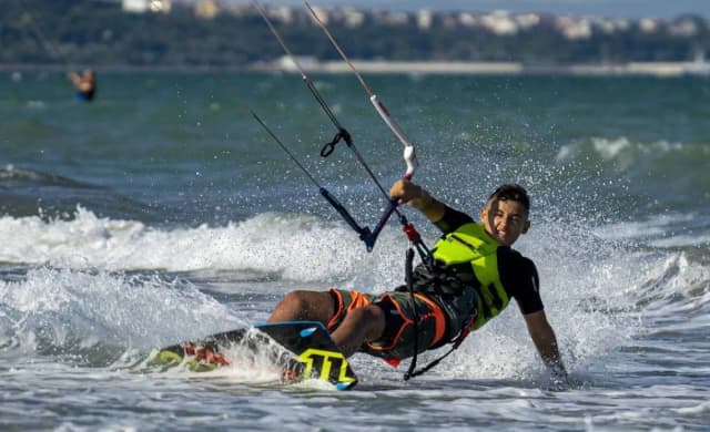 Jak pływać na kitesurfingu: najważniejsze techniki dla początkujących Jak pływać na kitesurfingu: najważniejsze techniki dla początkujących