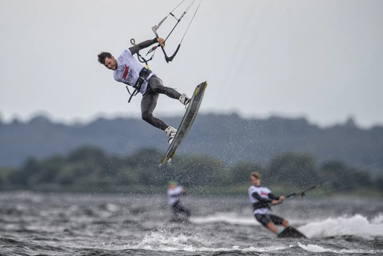Ile kosztuje kitesurfing? Poznaj ukryte wydatki i oszczędności Ile kosztuje kitesurfing? Poznaj ukryte wydatki i oszczędności