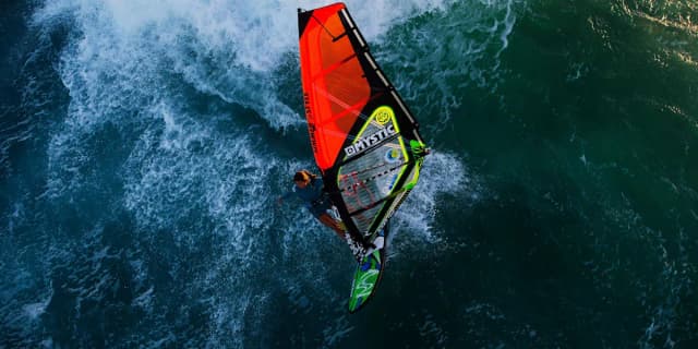 Ile trwa nauka windsurfingu? Poznaj czas potrzebny na opanowanie podstaw Ile trwa nauka windsurfingu? Poznaj czas potrzebny na opanowanie podstaw