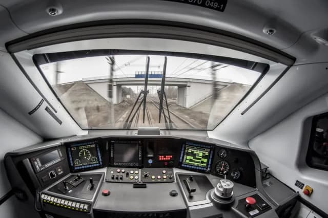 Ile zarabia kierownik pociągu intercity? Zaskakujące fakty o wynagrodzeniu Ile zarabia kierownik pociągu intercity? Zaskakujące fakty o wynagrodzeniu