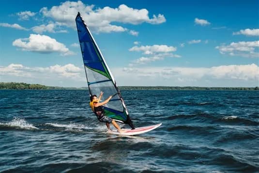 Co to znaczy windsurfing? Poznaj tajniki tego ekscytującego sportu Co to znaczy windsurfing? Poznaj tajniki tego ekscytującego sportu