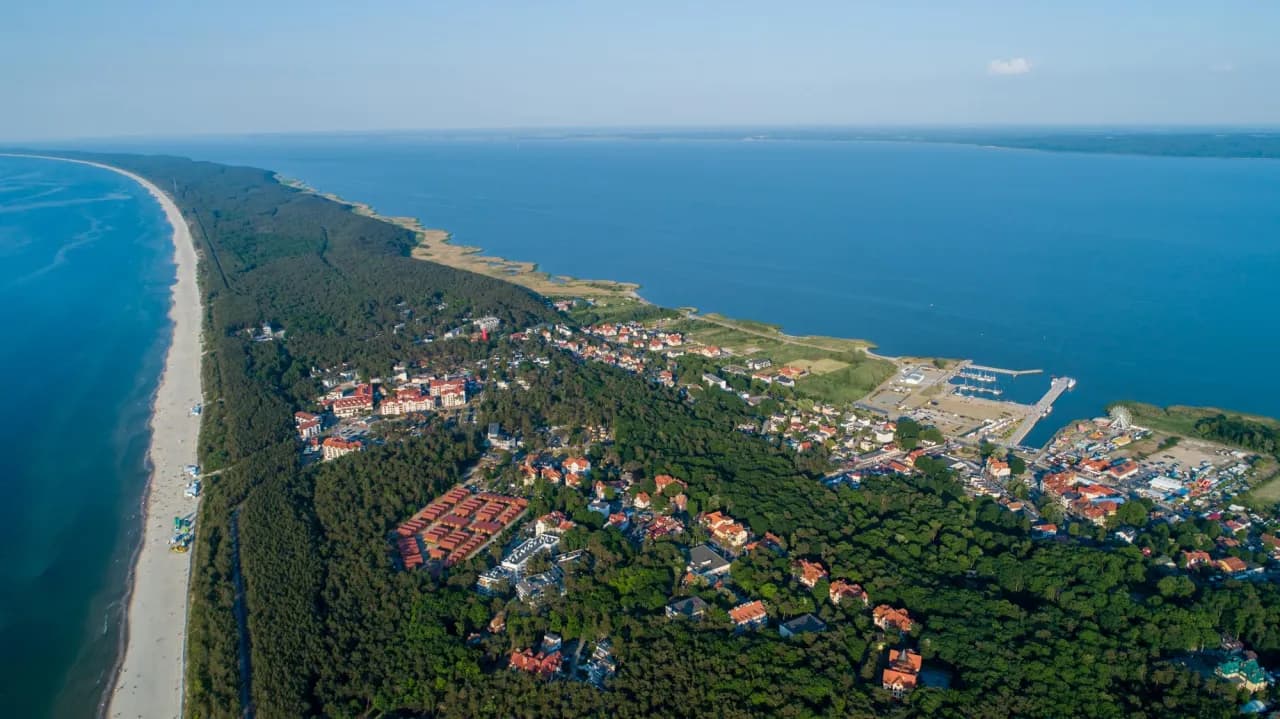 Co zwiedzić w Krynicy Morskiej? Odkryj ukryte atrakcje i miejsca Co zwiedzić w Krynicy Morskiej? Odkryj ukryte atrakcje i miejsca