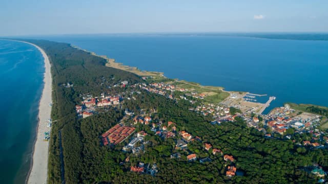 Co zwiedzić w Krynicy Morskiej? Odkryj ukryte atrakcje i miejsca Co zwiedzić w Krynicy Morskiej? Odkryj ukryte atrakcje i miejsca