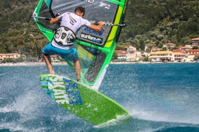 Gdzie na windsurfing w Grecji? Odkryj najlepsze lokalizacje i warunki Gdzie na windsurfing w Grecji? Odkryj najlepsze lokalizacje i warunki