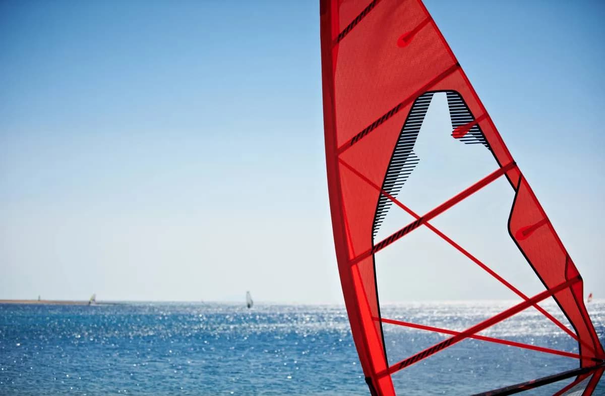 Jak dobrać żagiel do windsurfingu, aby uniknąć nieprzyjemności na wodzie Jak dobrać żagiel do windsurfingu, aby uniknąć nieprzyjemności na wodzie