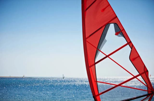 Jak dobrać żagiel do windsurfingu, aby uniknąć nieprzyjemności na wodzie Jak dobrać żagiel do windsurfingu, aby uniknąć nieprzyjemności na wodzie