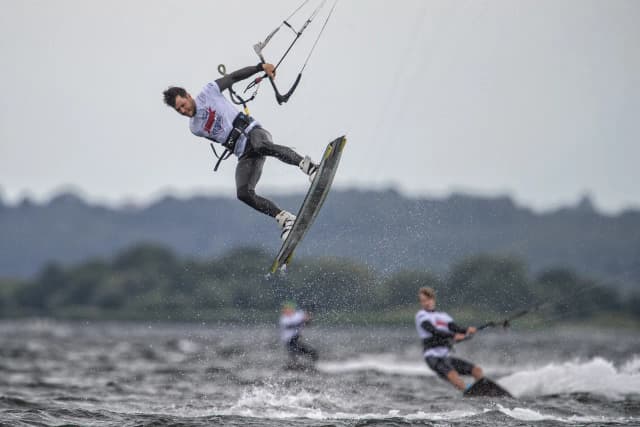 Ile kosztuje kurs kitesurfingu? Sprawdź ceny i oszczędź na lekcjach Ile kosztuje kurs kitesurfingu? Sprawdź ceny i oszczędź na lekcjach